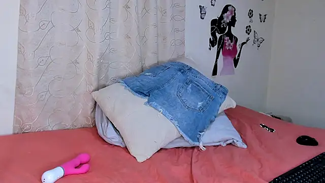 Juli Castillo8 online show from March 15, 9:05 pm