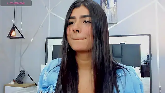 ZiaCalifa online show from March 6, 12:30 pm