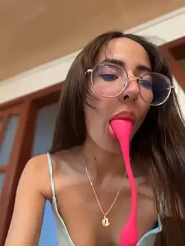 lauravasquez online show from December 15, 7:10 pm