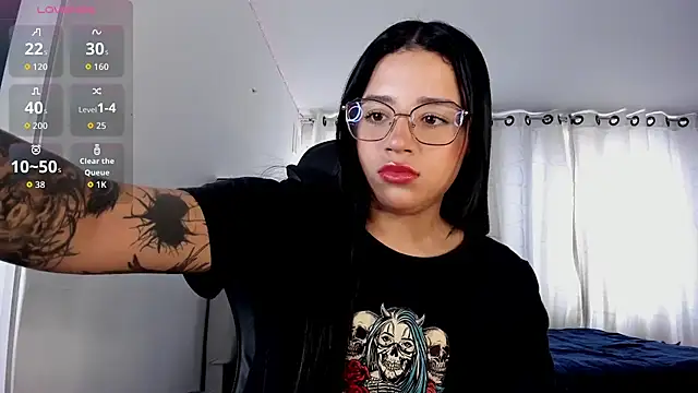 Snapshot of aliice_walker_ chatting on November 4, 4:28 pm aliice walker online show from November 4, 4:28 pm