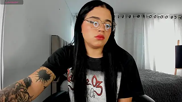 Snapshot of aliice_walker_ chatting on November 16, 7:19 pm aliice walker online show from November 16, 7:19 pm