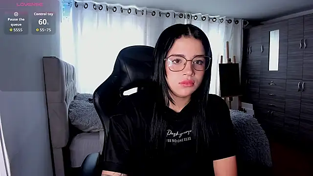 Snapshot of aliice_walker_ chatting on November 26, 1:56 pm aliice walker online show from November 26, 1:56 pm