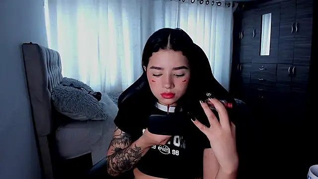 Snapshot of aliice_walker_ chatting on December 2, 3:51 pm aliice walker online show from December 2, 3:51 pm