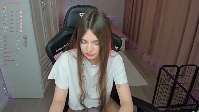 Snapshot of lil_cassie chatting on November 19, 2:44 am lil cassie online show from November 19, 2:44 am