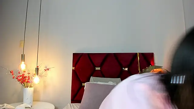 NoraDasilva online show from April 12, 2:33 pm