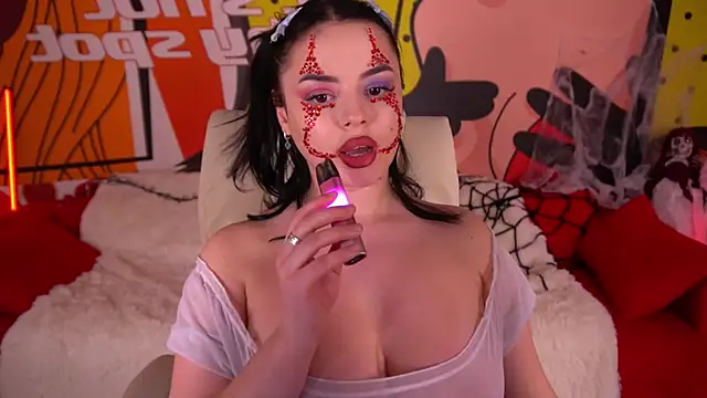 Snapshot of Daenerys_Daenn chatting on October 31, 10:49 am Daenerys Daenn online show from October 31, 10:49 am