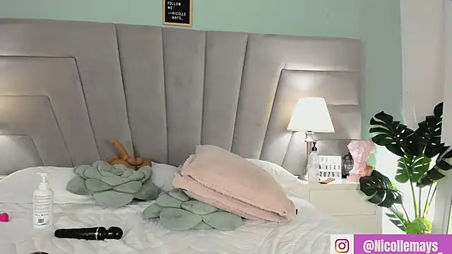 Nicollemays online show from February 1, 12:18 am