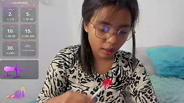 Snapshot of Aleja_DANS chatting on February 13, 4:11 am Aleja DANS online show from February 13, 4:11 am