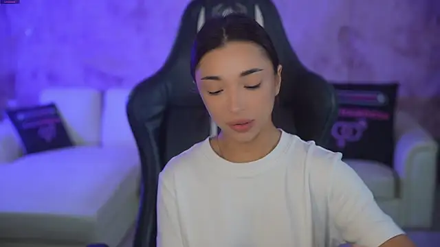 Snapshot of Jasmine_Flow chatting on October 18, 7:20 am Jasmine Flow online show from October 18, 7:20 am