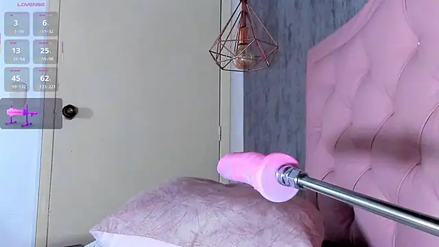 Snapshot of naomidibello chatting on March 1, 7:37 pm naomidibello online show from March 1, 7:37 pm