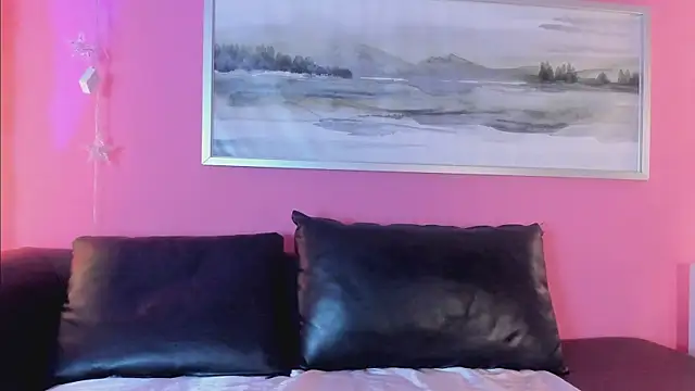 Snapshot of Tiffanysurez_ chatting on November 28, 8:33 pm Tiffanysurez online show from November 28, 8:33 pm