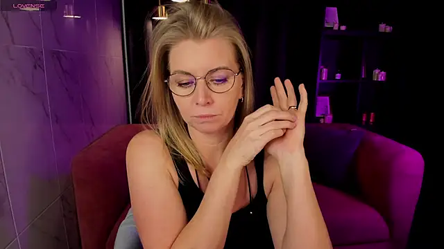 Annie Light online show from February 28, 8:53 am