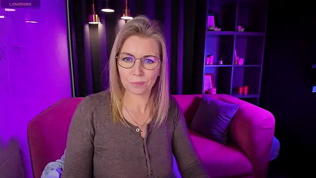 Annie Light online show from March 3, 11:55 am