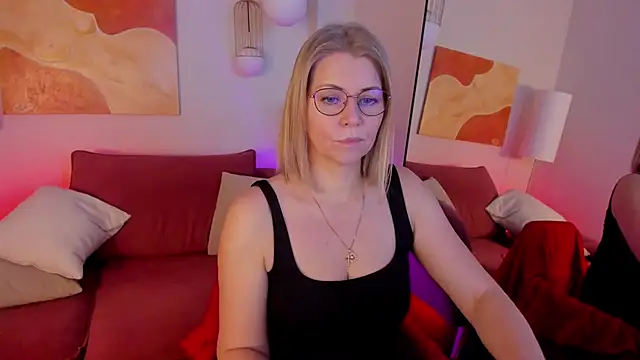 Annie Light online show from December 1, 5:45 am