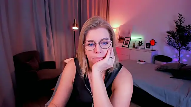 Annie Light online show from April 17, 6:49 am