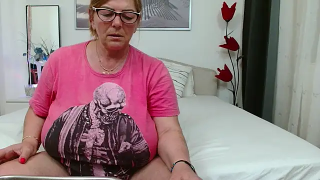 YulliaMilf online show from May 8, 5:51 pm