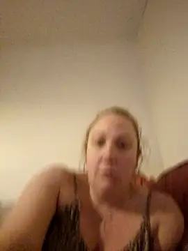 Snapshot of Wisie_Cutie chatting on February 6, 11:04 pm Wisie Cutie online show from February 6, 11:04 pm