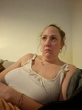 Snapshot of Wisie_Cutie chatting on February 17, 9:52 pm Wisie Cutie online show from February 17, 9:52 pm