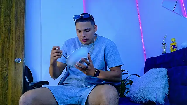 Snapshot of rick03_leto chatting on November 22, 4:44 am rick03 leto online show from November 22, 4:44 am