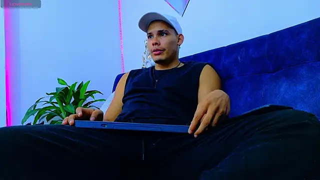 Snapshot of rick03_leto chatting on December 17, 4:18 am rick03 leto online show from December 17, 4:18 am