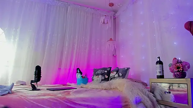 Snapshot of soyemi chatting on January 6, 1:42 am soyemi online show from January 6, 1:42 am