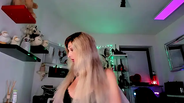 Snapshot of 2bigass4_u chatting on October 28, 4:27 am 2bigass4 u online show from October 28, 4:27 am