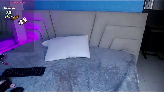 Snapshot of Miss_Loise chatting on October 3, 4:09 am Miss Loise online show from October 3, 4:09 am