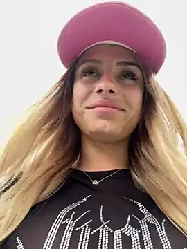 Snapshot of BritneyDimond chatting on December 22, 2:27 pm BritneyDimond online show from December 22, 2:27 pm