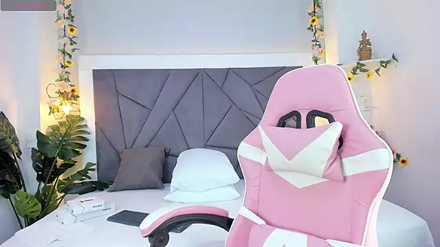 Snapshot of KiarhaTrixie chatting on December 14, 3:12 am KiarhaTrixie online show from December 14, 3:12 am