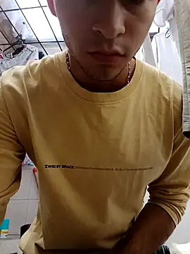 Snapshot of Emir_Hassam chatting on December 24, 5:02 pm Emir Hassam online show from December 24, 5:02 pm