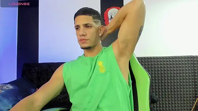 jhonnysnow17 online show from February 4, 4:15 am