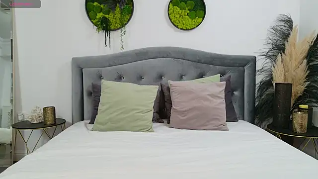 Snapshot of SelineSole chatting on February 12, 4:11 pm SelineSole online show from February 12, 4:11 pm