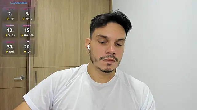 Snapshot of alejandro_stark chatting on October 22, 10:04 am alejandro stark online show from October 22, 10:04 am