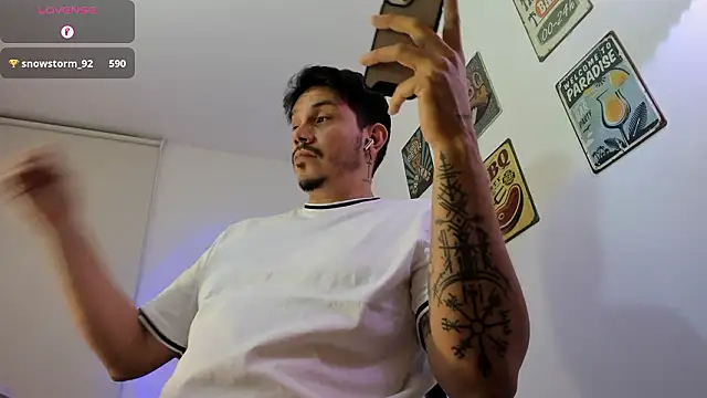 Snapshot of alejandro_stark chatting on February 2, 11:36 pm alejandro stark online show from February 2, 11:36 pm