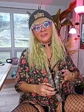 Snapshot of anyalikestosuck chatting on December 15, 9:41 pm anyalikestosuck online show from December 15, 9:41 pm