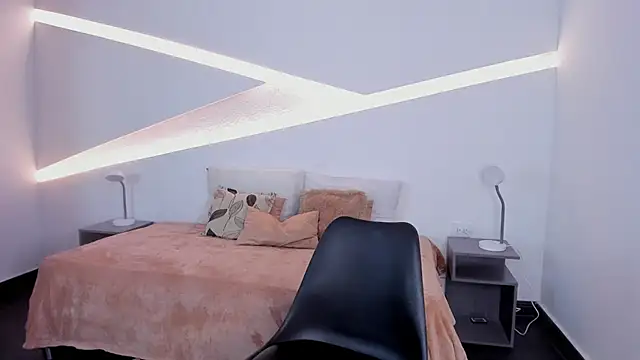 Snapshot of hot_little_bunny chatting on December 19, 12:13 am hot little bunny online show from December 19, 12:13 am