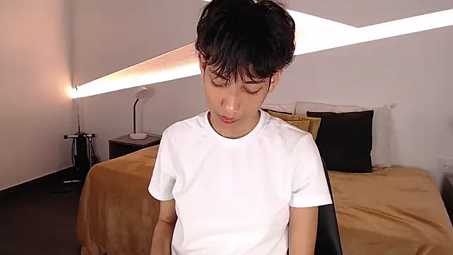 Snapshot of hot_little_bunny chatting on February 3, 12:36 am hot little bunny online show from February 3, 12:36 am