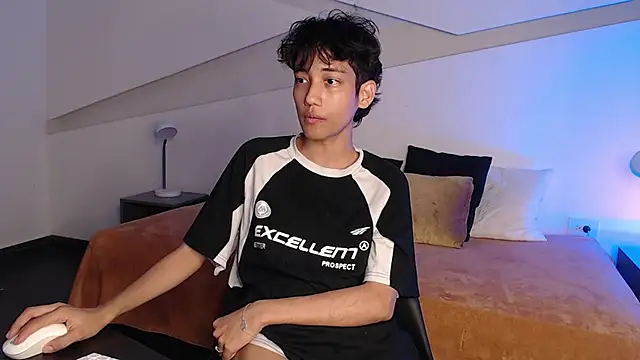 Snapshot of hot_little_bunny chatting on February 18, 11:30 pm hot little bunny online show from February 18, 11:30 pm