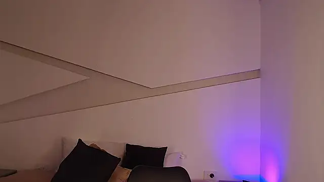 Snapshot of hot_little_bunny chatting on March 10, 12:40 am hot little bunny online show from March 10, 12:40 am