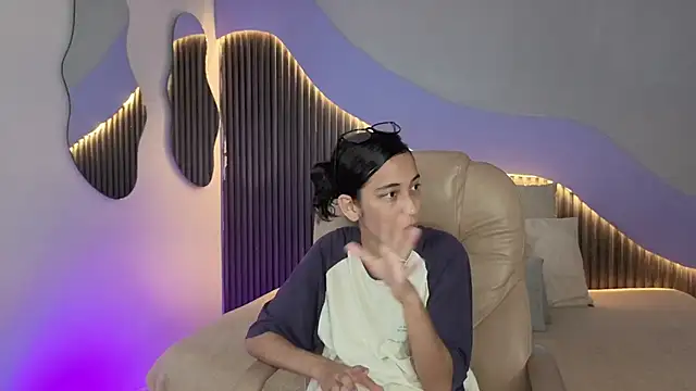 hot little bunny online show from April 21, 9:06 pm