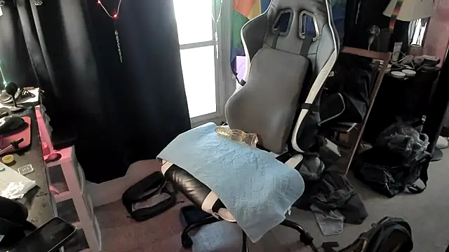 Snapshot of Daddysthick chatting on October 19, 2:29 pm Daddysthick online show from October 19, 2:29 pm