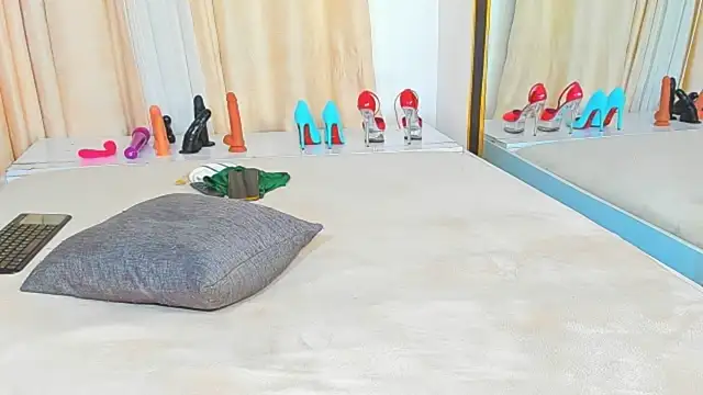 Snapshot of Yummy_squirter chatting on October 27, 12:26 am Yummy squirter online show from October 27, 12:26 am