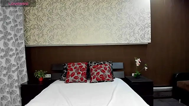 Donna Evans online show from December 11, 12:02 am