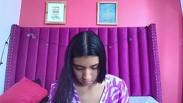 littlee emilyy  online show from December 12, 6:10 pm