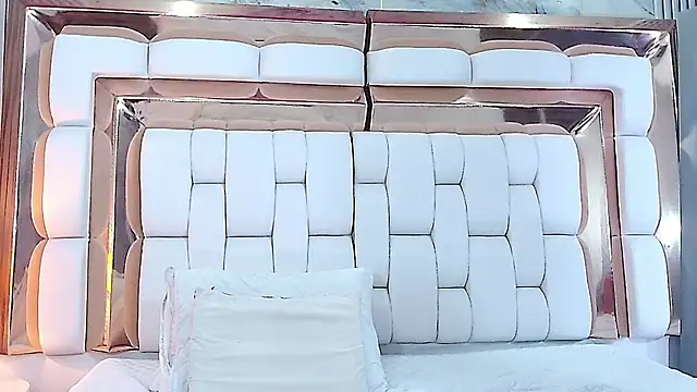 littlee emilyy  online show from February 27, 9:11 am