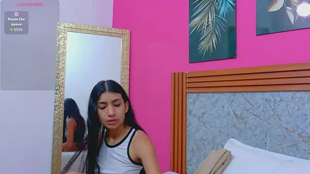 littlee emilyy  online show from April 15, 1:07 pm