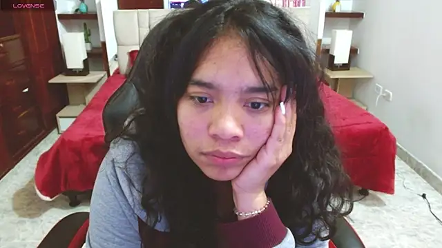 laureentt  online show from February 21, 9:24 am