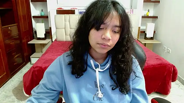 laureentt  online show from March 12, 3:13 am