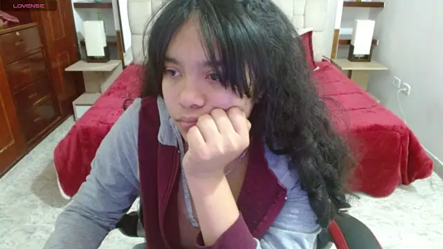 laureentt  online show from March 14, 6:10 am