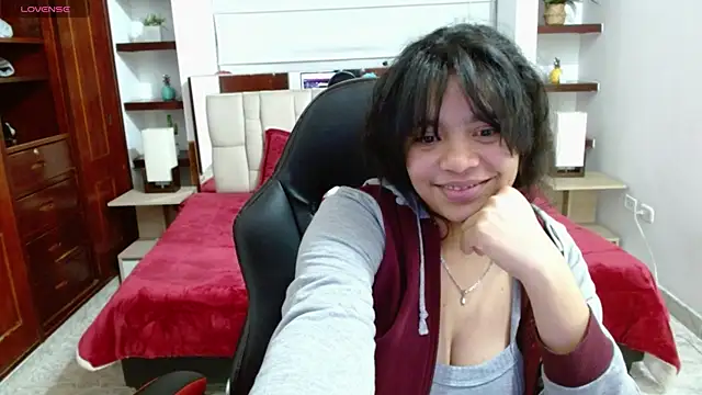 laureentt  online show from March 17, 6:18 am